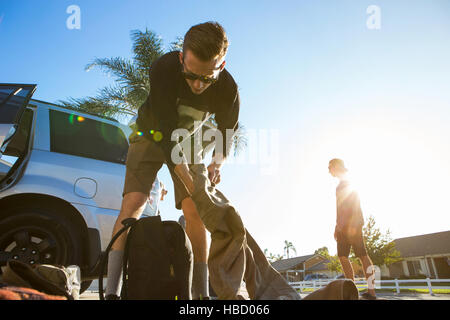 Junger Mann bereitet Rucksack für Reise, Mammoth Lakes, Kalifornien, USA Stockfoto