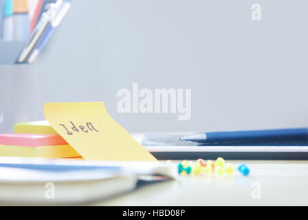 Idee-Text auf Klebstoff Hinweis Stockfoto