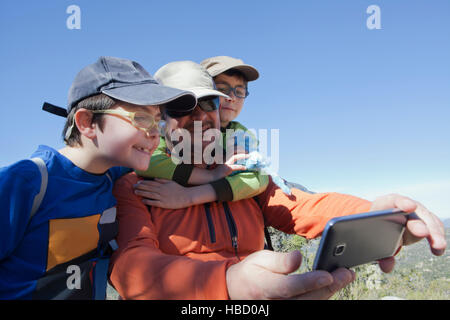 Mann unter Selfie mit Zwillingssöhne holding Schneeball in Anden, Valparaiso, Chile Stockfoto