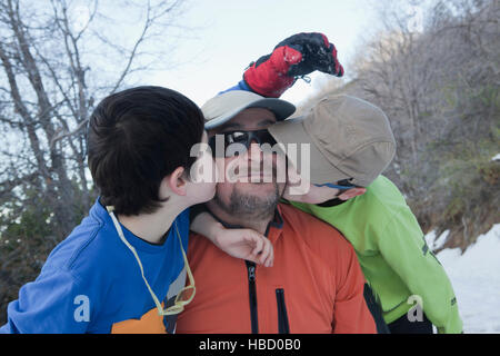 Mann unter Selfie mit Zwillingssöhne küssen seine Wange in Anden, Valparaiso, Chile Stockfoto
