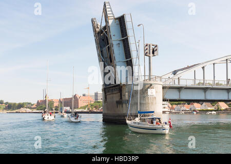 Klappe-Brücke eröffnet. Stockfoto