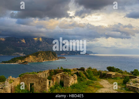 Blick auf Budva Bucht von Ruinen der mittelalterlichen Festung Tvrdava Mogren am Ufer der Adria. Historische Sehenswürdigkeiten von Budva, Montenegro Stockfoto