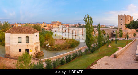 Panorama der römischen Brücke in Cordoba, Spanien Stockfoto