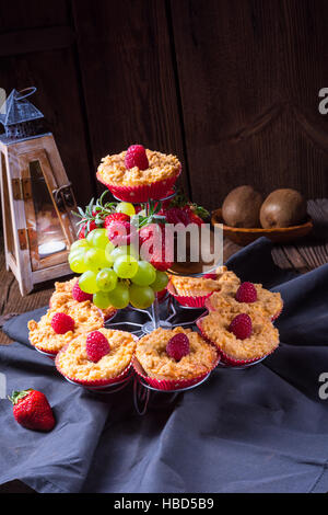 Käsekuchen-Muffins mit Himbeeren Stockfoto
