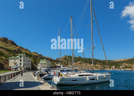 Yachten und Boote in der Bucht von Balaclava. Stockfoto