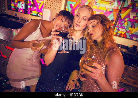 Zusammengesetztes Bild Freundinnen Glas Champagner und Wein Stockfoto