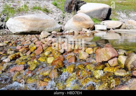 großen Steinen kleinen Steinen im Fluss Stockfoto