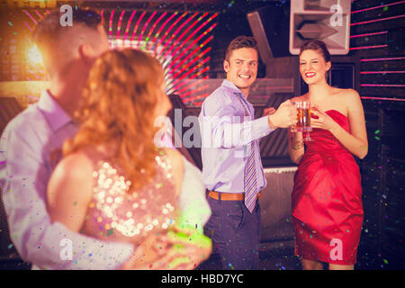 Zusammengesetztes Bild des Paares, die Interaktion mit Freunden beim Tanzen Stockfoto