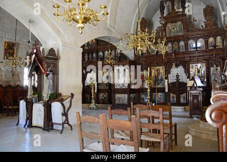 Religiöse Altäre im Inneren der Kirche Kloster Arkadi, Arkadi, Kreta, Griechenland, Europa. Stockfoto