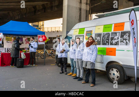 Bag-nolet, Frankreich, Gruppe junger Franzosen, Freiwillige, AIDS HIV-Tests an Straßenmilitanten, von NGO-HELFERN, auf der Straße, Tisch mit Präventionsinformationen, Welt-AIDS-Tag, 1. Dezember, Gemeindearbeiter, HIV-schwule Gesundheitshelfer in der Gemeinschaft pandemische Menschen Stockfoto