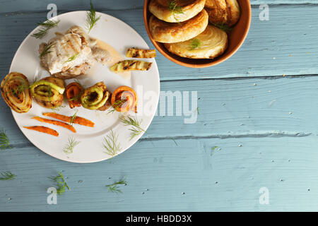 Knochenloses Huhn und Brot oben anzeigen Stockfoto