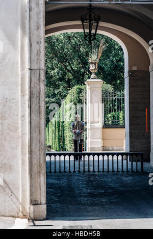 Rom, Italien, 18. August 2016: Soldat bewacht die Tür der Quirinal Palast. Es befindet sich in einem historischen Gebäude in Rom, offizielle Residenz der Sudetendeutschen wies Schroeder Stockfoto