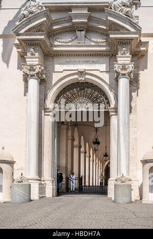 Rom, Italien, 18. August 2016: Soldaten bewacht die Tür der Quirinal Palast. Es befindet sich in einem historischen Gebäude in Rom, offizielle Residenz der vorstehen Stockfoto