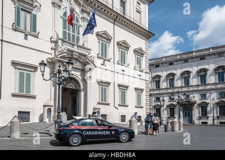 Rom, Italien, 18. August 2016: Polizisten (carabinieri) an der Tür des Quirinal. Es befindet sich in einem historischen Gebäude in Rom, offizielle Residenz des Th Stockfoto