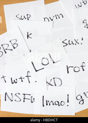 Sammelsurium von handschriftlichen englische Internet-Slang-Karten, hohen Winkel Stockfoto