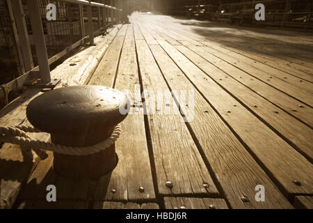 Poller am pier Stockfoto