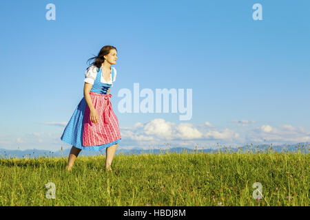 Frau im bayerischen traditionelle dirndl Stockfoto