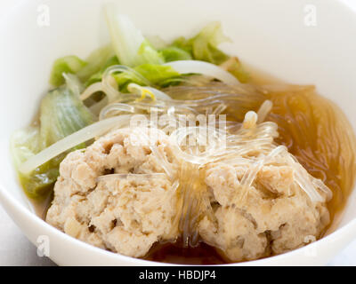 Japanische Küche, Kugel Fisch Suppe namens Tsumire Stockfoto