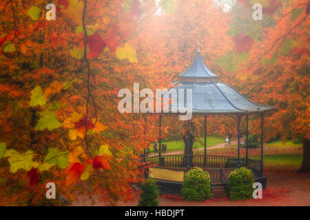 Laube in einem wunderschönen park Stockfoto