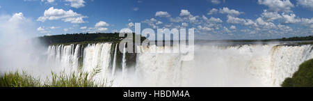 Iguazu: Panoramablick über den spektakulären Garganta del Diablo, des Teufels Rachen, die eindrucksvollste Schlucht die Iguazu-Wasserfälle Stockfoto