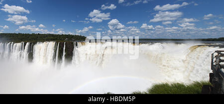 Iguazu: Panoramablick über den spektakulären Garganta del Diablo, des Teufels Rachen, die eindrucksvollste Schlucht die Iguazu-Wasserfälle Stockfoto