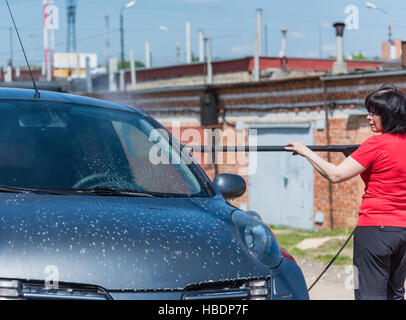 Frauen Autowaschanlagen automatische Hochdruck Stockfoto