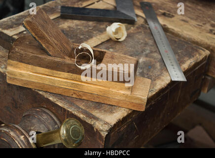 Alte hölzerne Schraubstock und Werkzeug in einem workshop Stockfoto