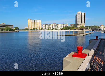 Partielle Skyline von Tampa, Florida mit Wohnung und Eigentumswohnung Gebäude am Zusammenfluss von Seddon Kanal und Hillsborough River aus gesehen Stockfoto