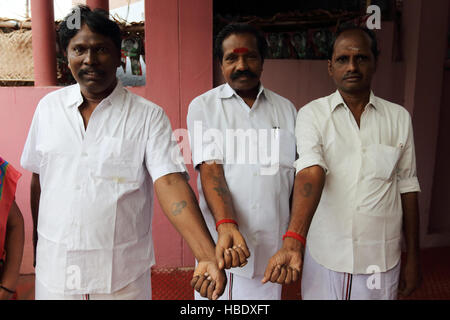 Anhänger der Jayalalitha Jayaraman, ehemalige Schauspielerin, Staatsminister von Tamil Nadu, posieren mit Tattoos auf ihre politische Held. Stockfoto