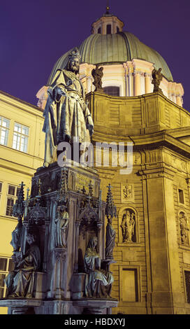 Statue von Charles IV in Ritter des Platzes Kreuz, Prag, Tschechische Republik Stockfoto