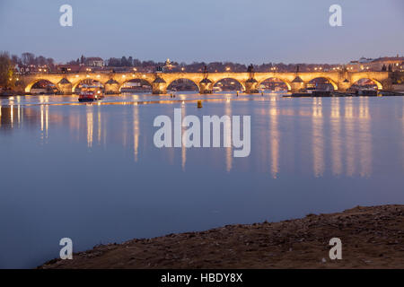 Blick auf die Charles Brücke über den Fluss Moldau von der Insel Střelecký Ostrov, Prag, Tschechische Republik Stockfoto