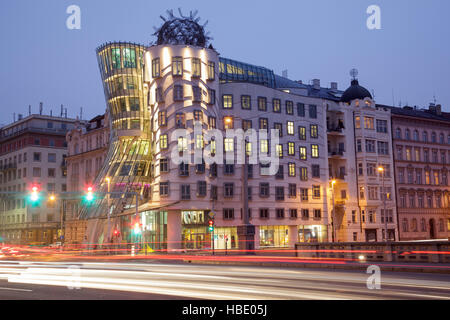 Das Tanzende Haus / Tančící Dům, die Nationale Nederlanden aufbauend auf der Rašínovo Nábřeží von Vlado Milunić und Frank Gehry, Prag, Tschechische Republik Stockfoto