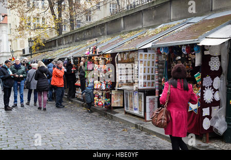 Tourist-Ständen im jüdischen Viertel, Prag, Tschechische Republik Stockfoto