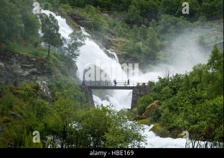 Touristen auf der Brücke und Wasserfall-Spritzer-Dusche Stockfoto