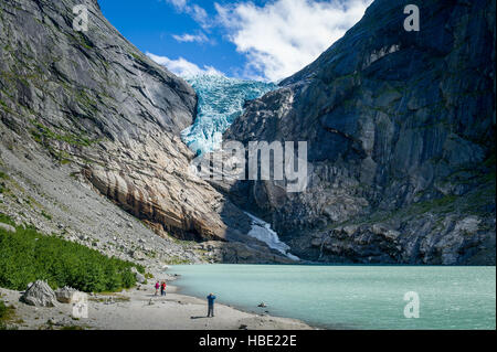 Touristen am Briksdalsbreen Gletscher Sicht, Norwegen. Stockfoto