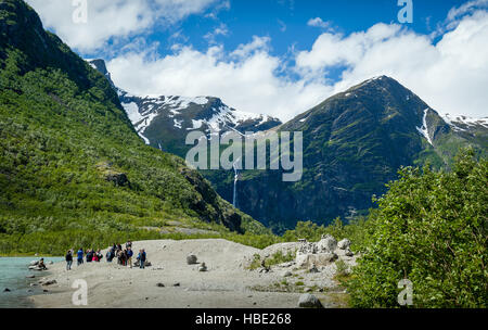 Touristen am Briksdalsbreen Gletscherwanderung beenden, Norwegen Stockfoto