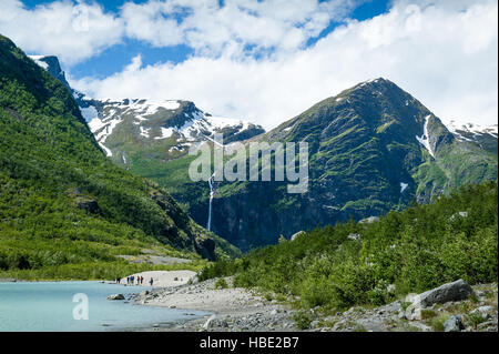 Touristen am Briksdalsbreen Gletscher Sicht, Norwegen. Stockfoto