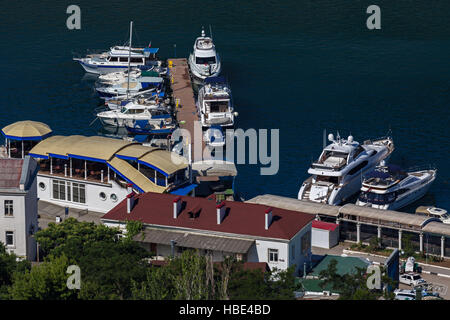 Yachten und Boote in der Bucht von Balaclava. Stockfoto