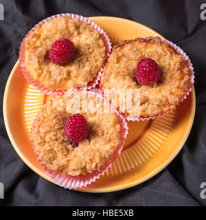 Käsekuchen-Muffins mit Himbeeren Stockfoto
