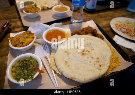 Singapur - 23. Juli 2016: Indisches Gericht Curry Mittagessen am Lau Pa Sat Festival Market Stockfoto