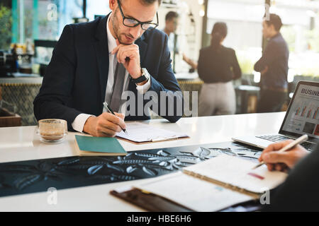 Ernsthaften Geschäftsmann ausfüllen Formular Konzept Stockfoto