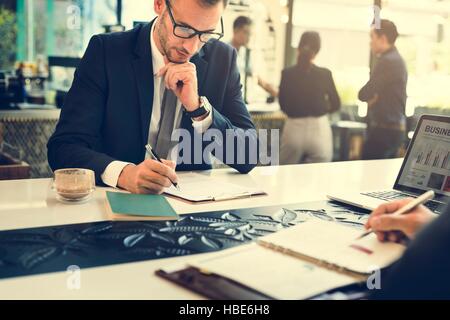 Ernsthaften Geschäftsmann ausfüllen Formular Konzept Stockfoto