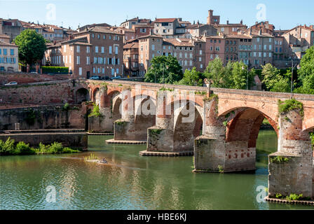 Albi. Alte Brücke (Le pont vieux) am Fluss Tarn, Departement Tarn, Frankreich, Europa Stockfoto