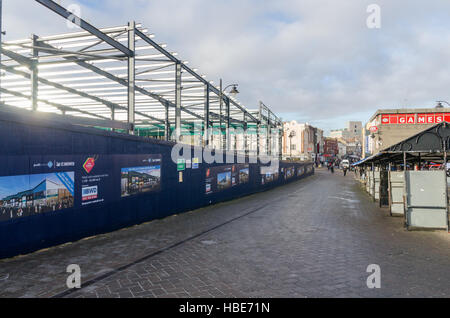 Metallgerüst montiert für eine neue Entwicklung in der High Street, Walsall Stadtzentrum Stockfoto