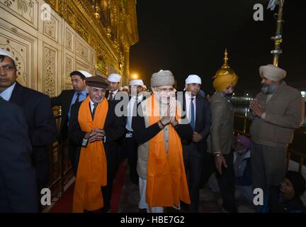 Der indische Premierminister Narendra Modi und afghanische Präsident Dr. Mohammad Ashraf Ghani, grüßt links, Gläubige während eines Besuchs der goldenen Tempel-Dezember 3, 2016 in Amritsar, Punjab, Indien. Der Goldene Tempel gilt als das Zentrum der Sikh Religion. Stockfoto