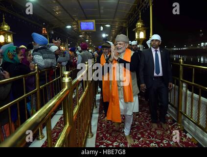 Der indische Premierminister Narendra Modi und afghanische Präsident Dr. Mohammad Ashraf Ghani, grüßt links, Gläubige während eines Besuchs der goldenen Tempel-Dezember 3, 2016 in Amritsar, Punjab, Indien. Der Goldene Tempel gilt als das Zentrum der Sikh Religion. Stockfoto