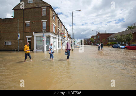 Defekte Wasserleitung Rohr führt zu schweren Überschwemmungen in South Wimbledon, London, England, Vereinigtes Königreich Stockfoto