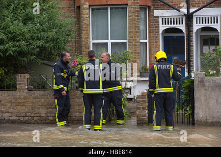 Defekte Wasserleitung Rohr führt zu schweren Überschwemmungen in South Wimbledon, London, England, Vereinigtes Königreich Stockfoto