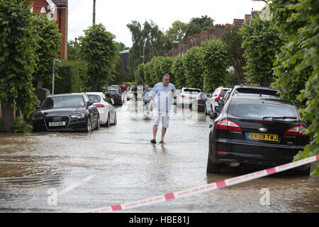 Defekte Wasserleitung Rohr führt zu schweren Überschwemmungen in South Wimbledon, London, England, Vereinigtes Königreich Stockfoto