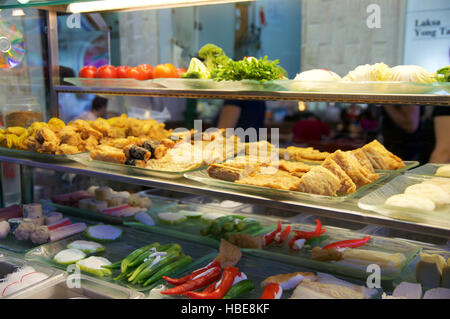 Singapur - 23. Juli 2016: Street Food, Schaufenster der Restaurant. Gebratenes Fleisch mit Gemüse im Lau Pa Sat Festival Market Stockfoto